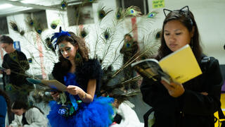 משתתפות מחופשות בקריאת מגילה בחניון תת-קרקעי בתל אביב