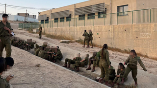 יושבים בתעלות כי אין מיגוניות