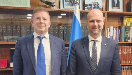 Олег Вишняков и спикер кнессета Амир Охана (Фото: предоставлено пресс-службой почетного консула) Олег Вишняков и спикер кнессета Амир Охана