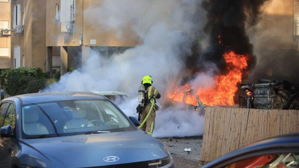 Пожар на месте падения осколка в Рамат-Гане (Фото: Служба пожарной охраны ) שריפת הרכבים ברמת גן