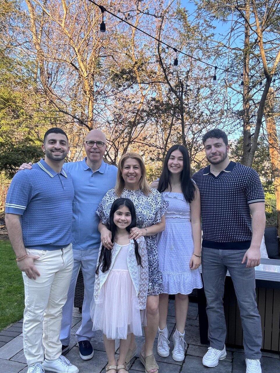 לימדה את האמריקאים על סילאן ובהרט. שטרית יחד עם המשפחה (צילום: פרטי) רוחמה שטרית מרץ 2026