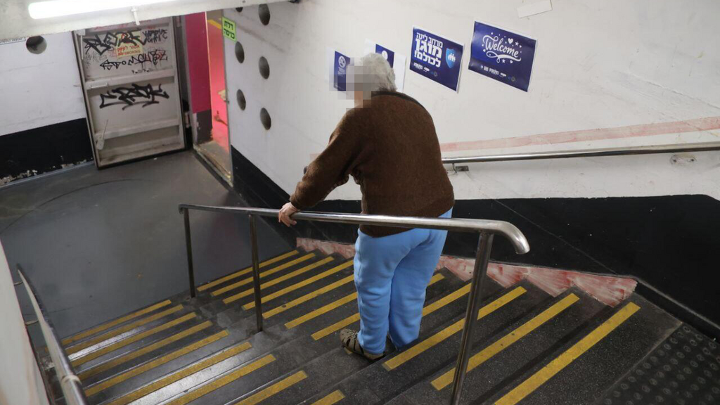 קשישה בחניון דיזנגוף סנטר בתל אביב שהפך למקלט בימי מלחמת שאגת הארי