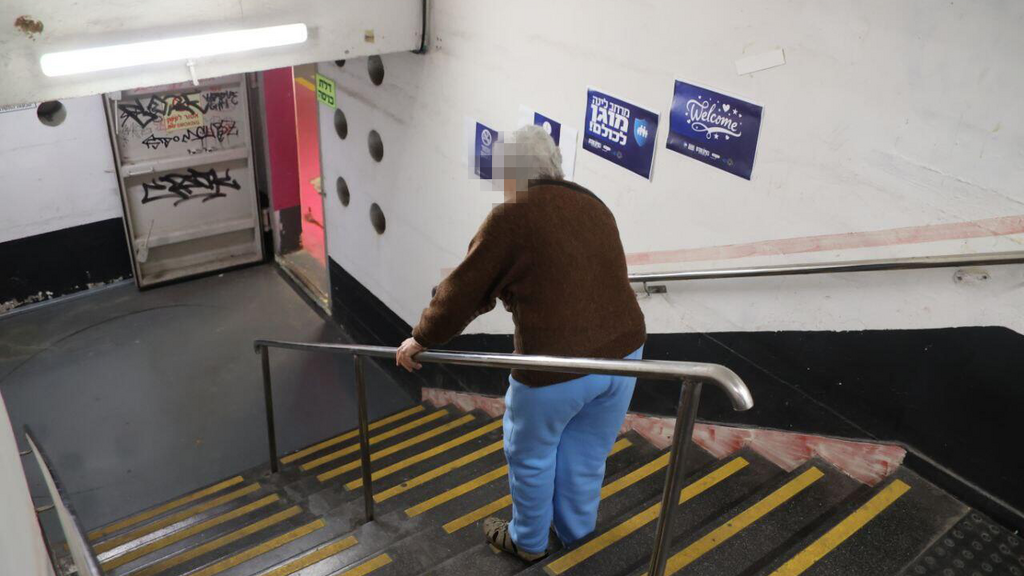 קשישה בחניון דיזנגוף סנטר בתל אביב שהפך למקלט בימי מלחמת שאגת הארי