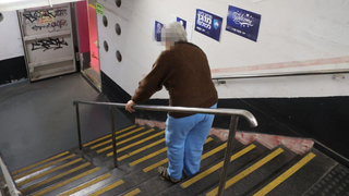 קשישה בחניון דיזנגוף סנטר בתל אביב שהפך למקלט בימי מלחמת שאגת הארי