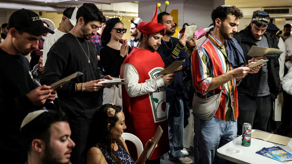 Tel Aviv underground parking lot (Photo: Ronen Zvulun Reuters) קריאת מגילה בחניון תת-קרקעי בתל אביב