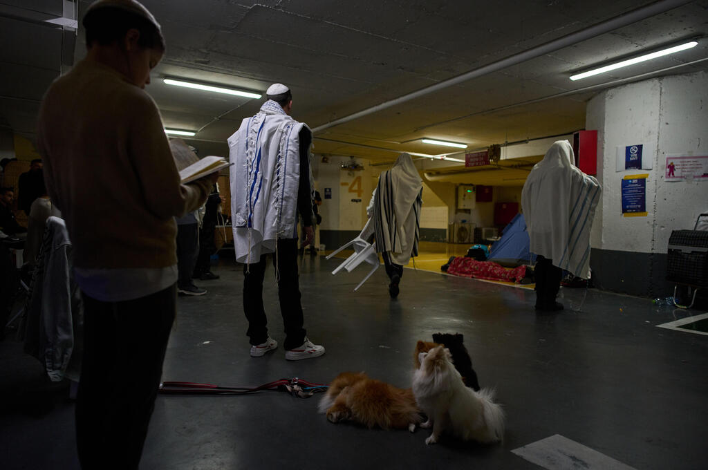 Morning prayers in a protected space in Tel Aviv (Photo: Oded Balilty/AP) תל אביב