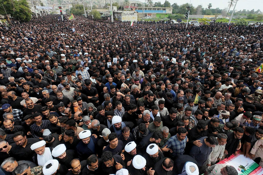 Funerals in Iran (Photo: Amirhossein Khorgooei/ISNA/WANA (West Asia News Agency) via REUTERS) לוויות הבנות שנהרגו בתקיפת בית הספר במינאב, איראן