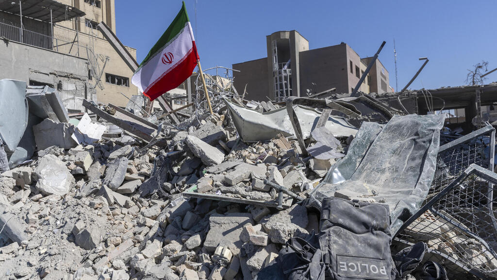 Tehran in ruins after airstrikes (Photo: Majid Saeedi/Getty Images) הריסות בטהרן