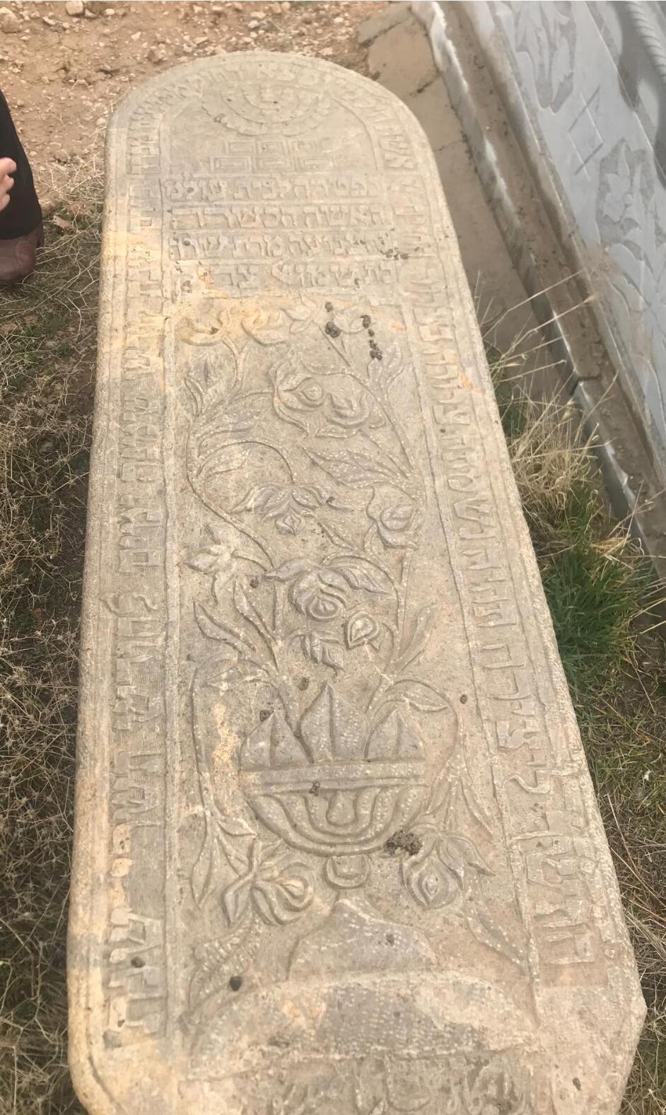 מצבה במערת סרח (שׂרח) בת אשר ליד אִספהאן