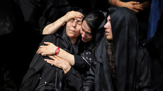 לוויות הבנות שנהרגו בתקיפת בית הספר במינאב, איראן