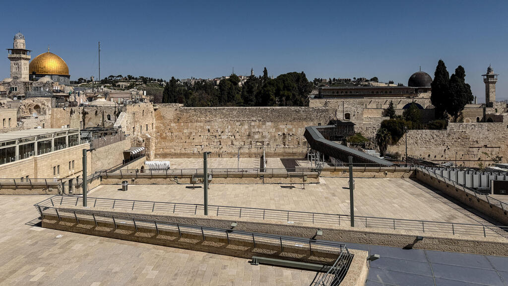 The empty Western Wall plaza in the shadow of the war with Iran (Photo: Dedi Hayun/Reuters) רחבת הכותל הריקה בצל המתיחות מול איראן