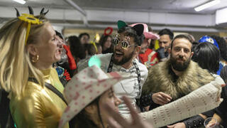 ישראלים בתחפושות בחניון המתפקד כמקלט בתל אביב