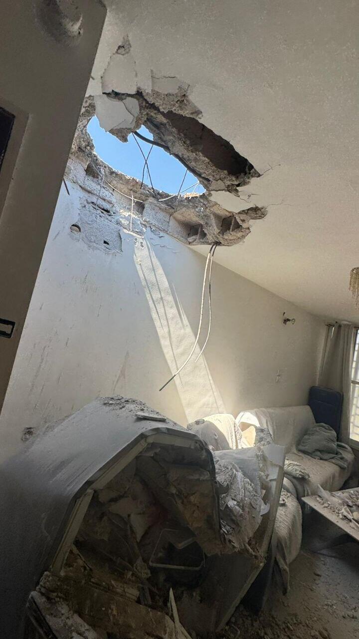 Petah Tikva home damaged by Iranian missile fragment (Photo: from social media) זירת הפגיעה בפתח תקווה