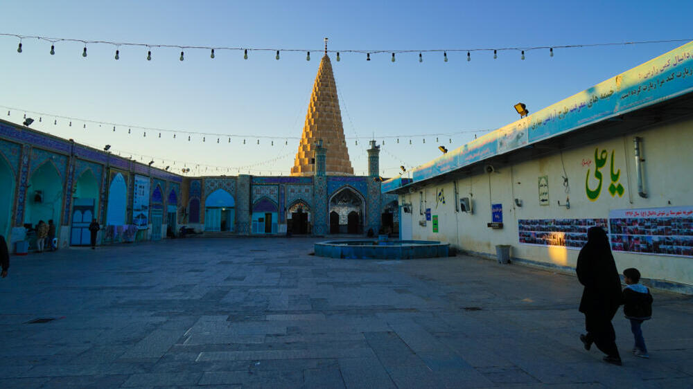 קבר דניאל באיראן. גם מוסלמים מבקרים במקום