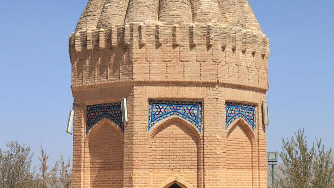 קבר הנביא חבקוק ליד העיר טוסרקאן באיראן