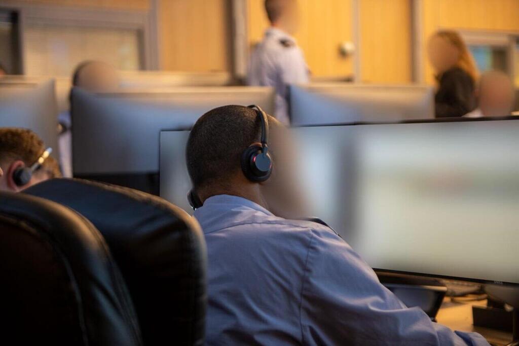 Monitoring the situation from the Israeli Air Force bunker (Photo: IDF) תמונות מפעילות אנשי חיל האוויר ומהבור במהלך מבצע "שאגת הארי"