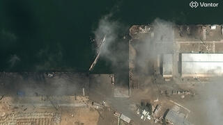 תמונת לוויין של ספינה איראנית שהתהפכה לאחר שהותקפה, בבסיס חיל הים קונאראק