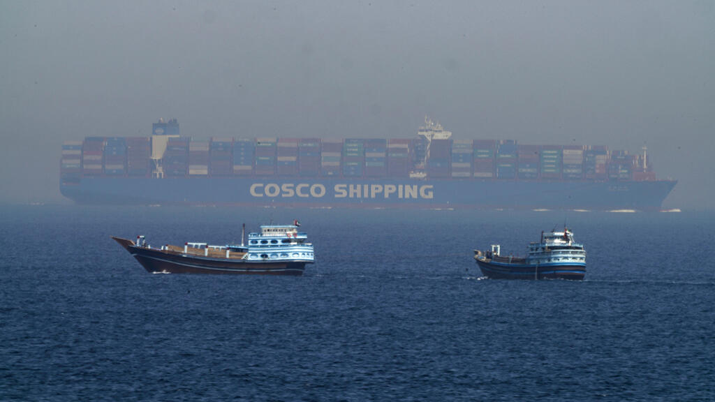 Ships in the Strait of Hormuz (Photo: Jon Gambrell\AP) מיצרי הורמוז