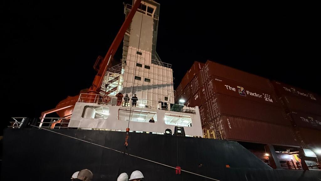 Journey on a cargo ship from Cyprus to Israel (Photo: Courtesy) ד"ר ילנה קישינבסקי, מנהלת טיפול נמרץ כללי במרכז הרפואי קפלן, ובתה חזרו לארץ באוניית צים במהלך מבצע שאגת הארי