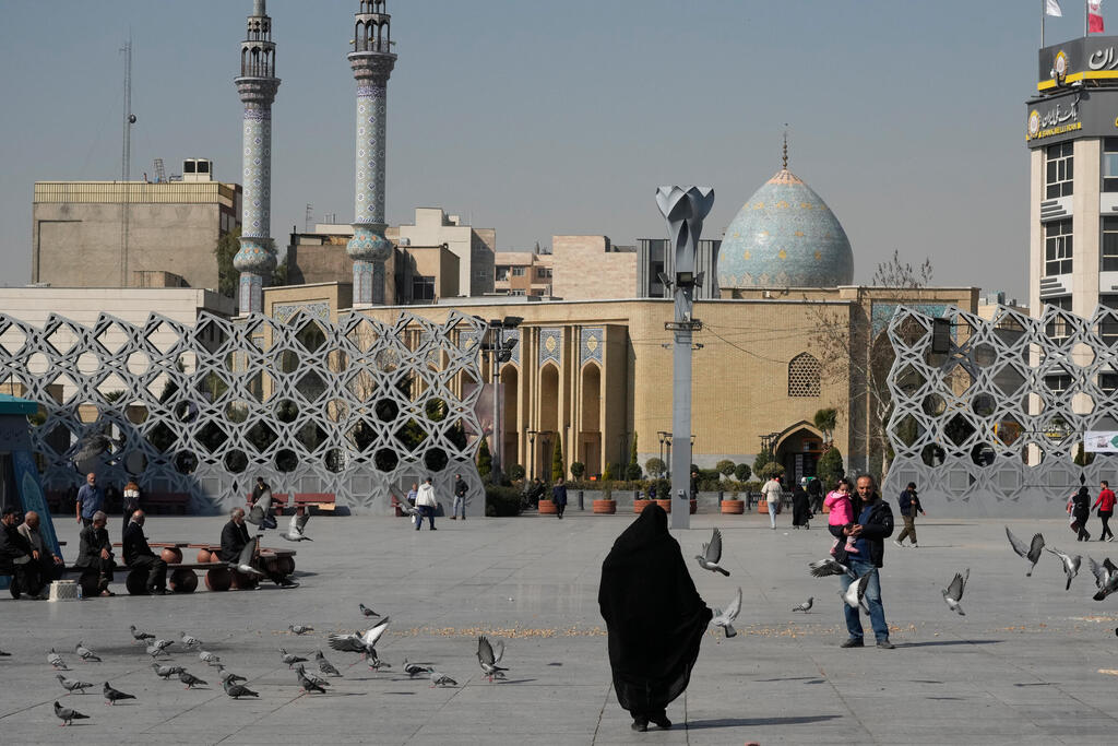 Women wearing chador in Iran (Photo: Vahid Salemi/AP) נשים לבושות צ'אדור באיראן