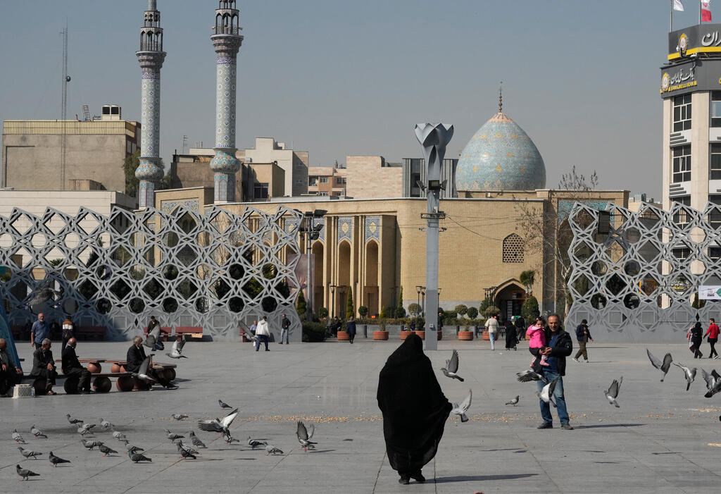 נשים לבושות צ'אדור באיראן