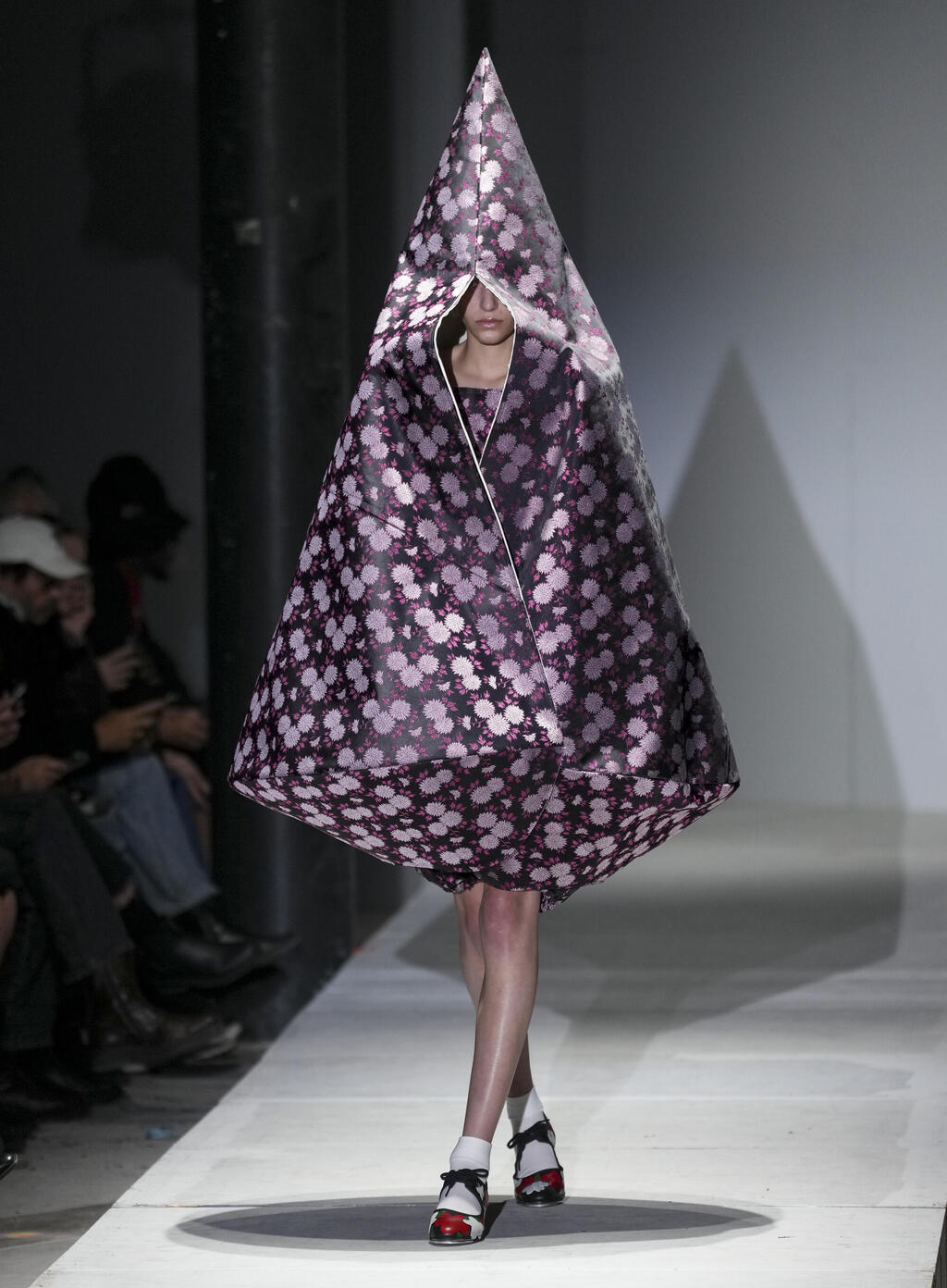 A design interpretation of the chador at the Comme des Garçons show (Photo: Scott A Garfitt_Invision_AP) צ'אדור בתצוגה של קום דה גארסון
