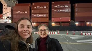 ד"ר ילנה קישינבסקי, מנהלת טיפול נמרץ כללי במרכז הרפואי קפלן, ובתה חזרו לארץ באוניית צים במהלך מבצע שאגת הארי