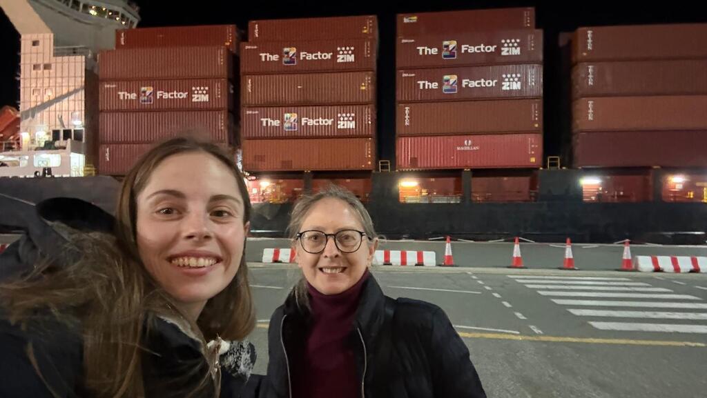 ד"ר ילנה קישינבסקי, מנהלת טיפול נמרץ כללי במרכז הרפואי קפלן, ובתה חזרו לארץ באוניית צים במהלך מבצע שאגת הארי