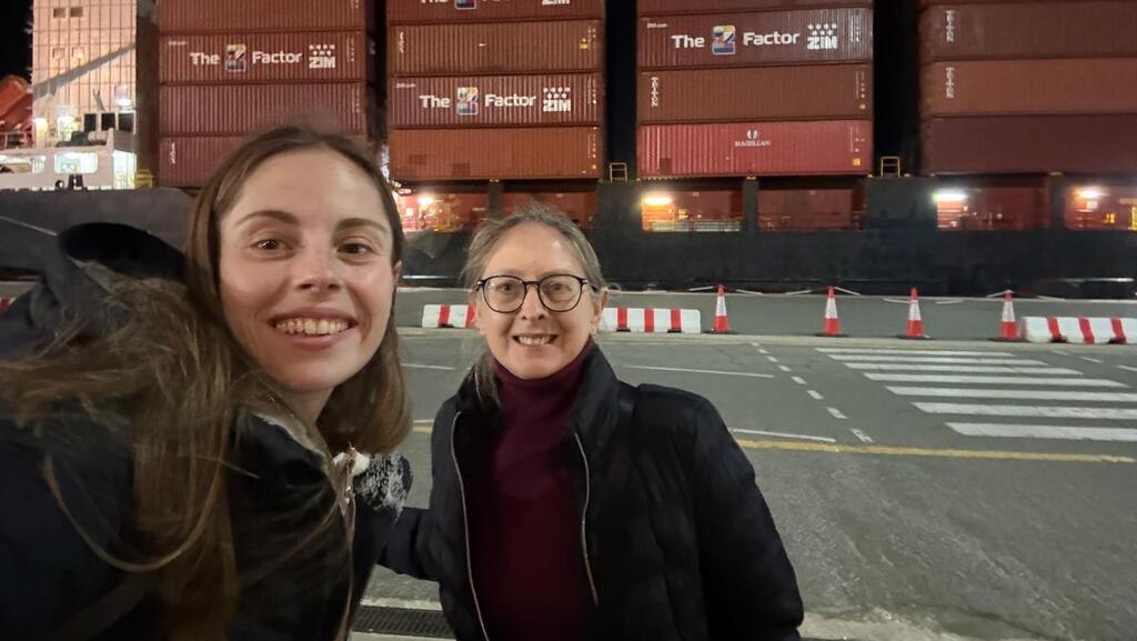 Dr. Yelena Kishinevsky, director of general intensive care at Kaplan Medical Center, and her daughter Michal returned to Israel aboard a ZIM (Photo: Courtesy) ד"ר ילנה קישינבסקי, מנהלת טיפול נמרץ כללי במרכז הרפואי קפלן, ובתה חזרו לארץ באוניית צים במהלך מבצע שאגת הארי