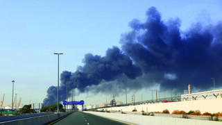 עשן מיתמר מנמל ג'בל עלי בדובאי