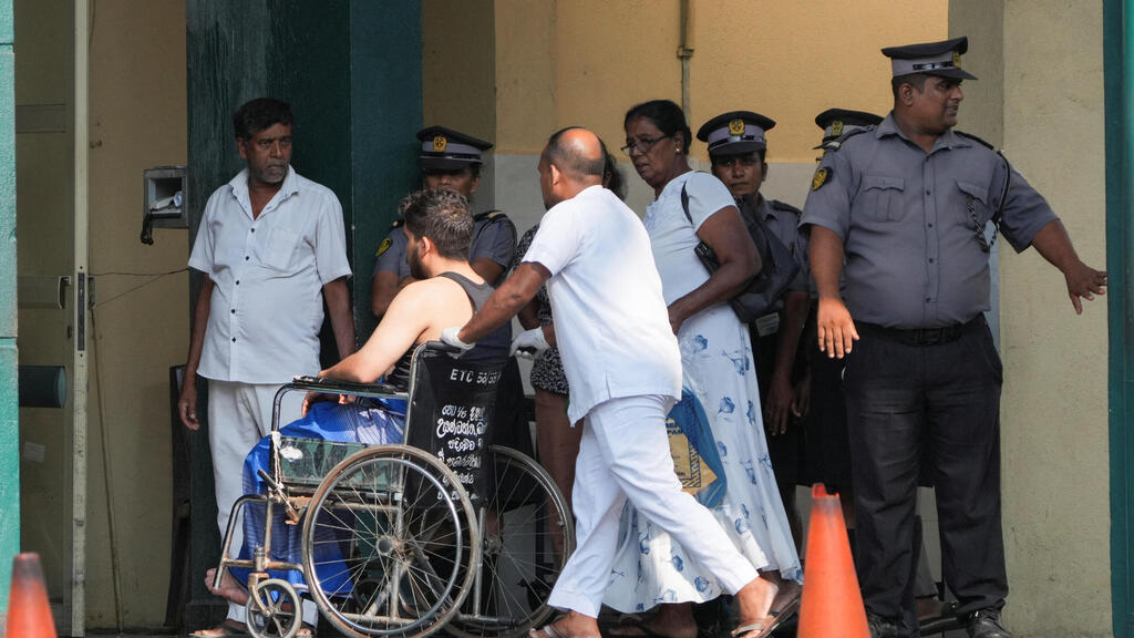 Доставка раненого иранского моряка в больницу (Фото: REUTERS/Thilina Kaluthotage) סרי לנקה בית חולים שאליו פונו מלחים פצועים מ ספינה של חיל הים של איראן ש הותקפה על ידי צוללת