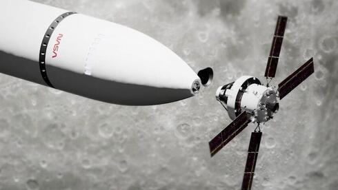 חללית אוריון (מימין) חוברת לנחתת הירח סטארשיפ במסלול סביב הירח