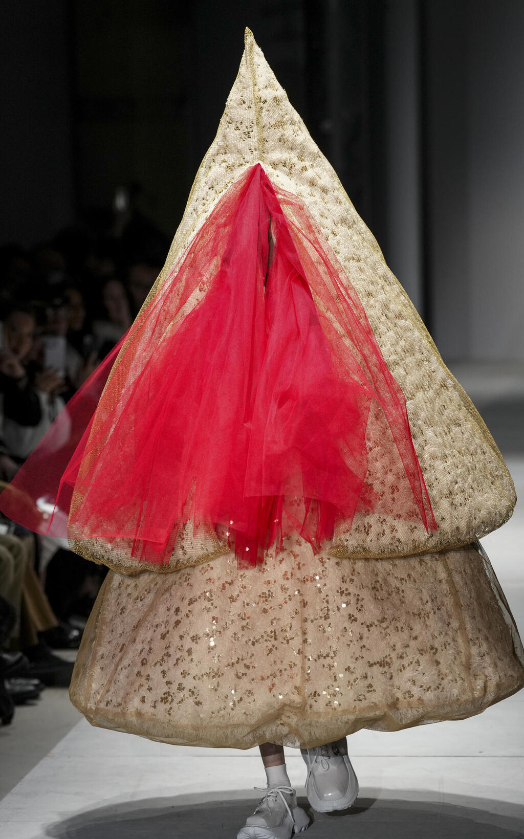 Chador at the Comme des Garçons show (Photo: Scott A Garfitt_Invision_AP) צ'אדור בתצוגה של קום דה גארסון