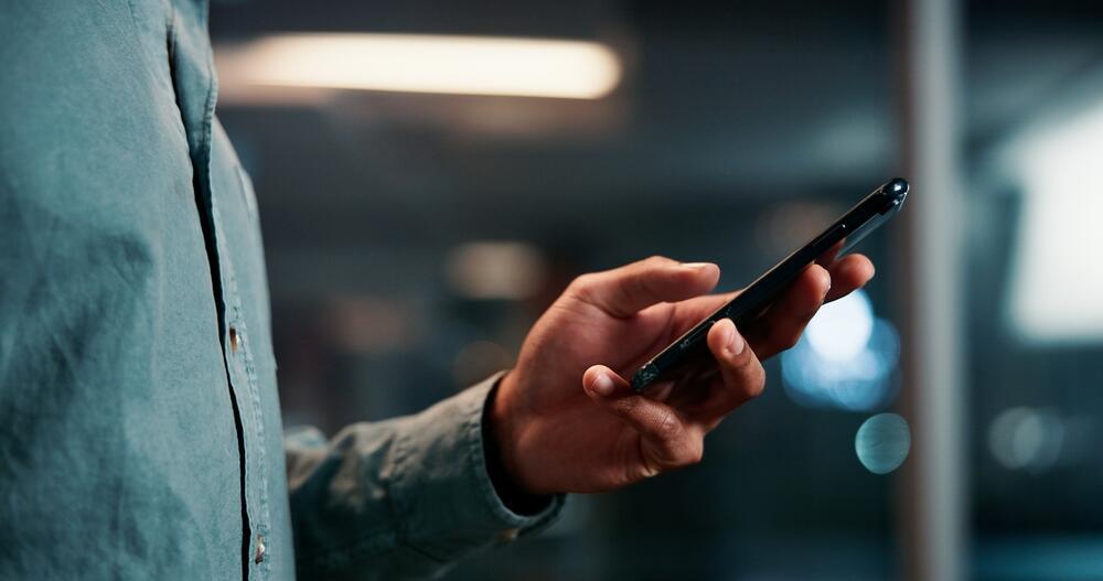 Is the smartphone era ending? (Photo: PeopleImages/ Shutterstock) איש עם טלפון חכם