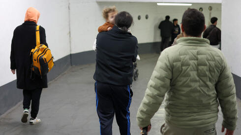 ירידה לחניון בתל אביב שמשמש מקלט בשעת אזעקה במלחמת שאגת הארי