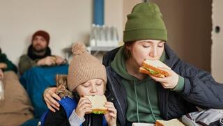 אכילה רגשית במלחמה: איך לזהות את זה בזמן אמת?