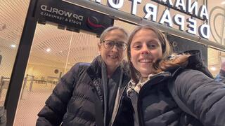 ד"ר ילנה קישינבסקי, מנהלת טיפול נמרץ כללי במרכז הרפואי קפלן, ובתה חזרו לארץ באוניית צים במהלך מבצע שאגת הארי