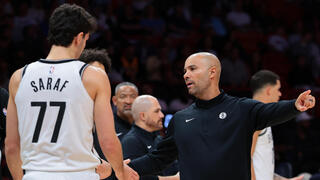 מאמן ברוקלין נטס ג'ורדי פרננדס עם בן שרף