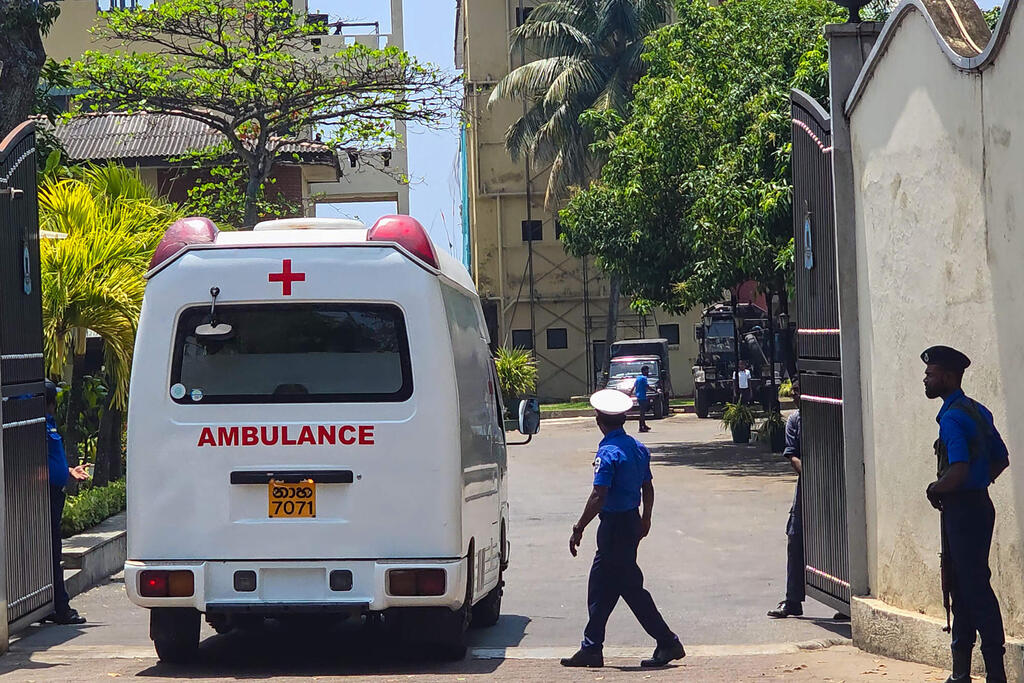 An ambulance enters Sri Lanka's southern naval head quarters in Galle on March 4, 2026, to pick up Iranian sailors rescued from Iranian frigate Iris Dena that was sunk off their island earlier in the day (Photo: AFP) סרי לנקה אמבולנס נכנס ל מטה הדרומי של חיל הים לפנות מלחים פצועים מ ספינה של חיל הים של איראן ש הותקפה על ידי צוללת