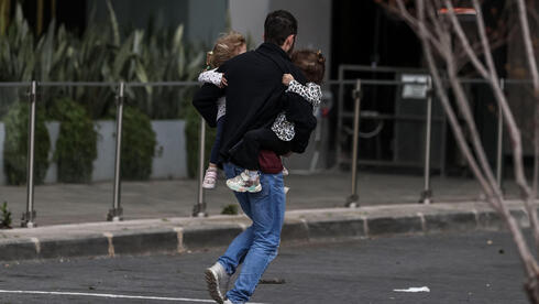 רצים לחפש מקלט בשעת אזעקה בתל אביב בימי שאגת הארי