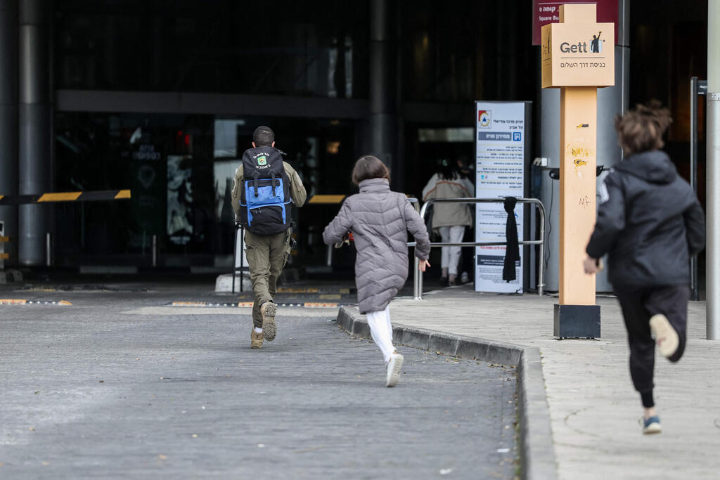 'The brain would rather assume there is a siren when there isn’t than risk missing a real alert' (Photo: Jack GUEZ / AFP) רצים לחפש מקלט בשעת אזעקה בתל אביב בימי שאגת הארי