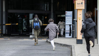 רצים לחפש מקלט בשעת אזעקה בתל אביב בימי שאגת הארי