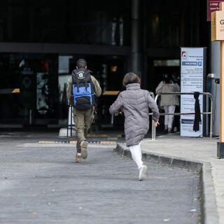 רצים לחפש מקלט בשעת אזעקה בתל אביב בימי שאגת הארי