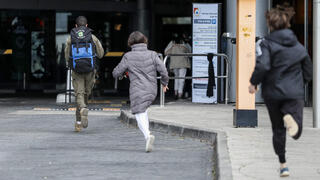 רצים לחפש מקלט בשעת אזעקה בתל אביב בימי שאגת הארי