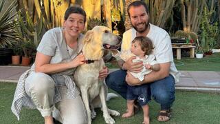 מיה ואביב גרובר עם יובל הקטן והכלב ג'ורג' 
