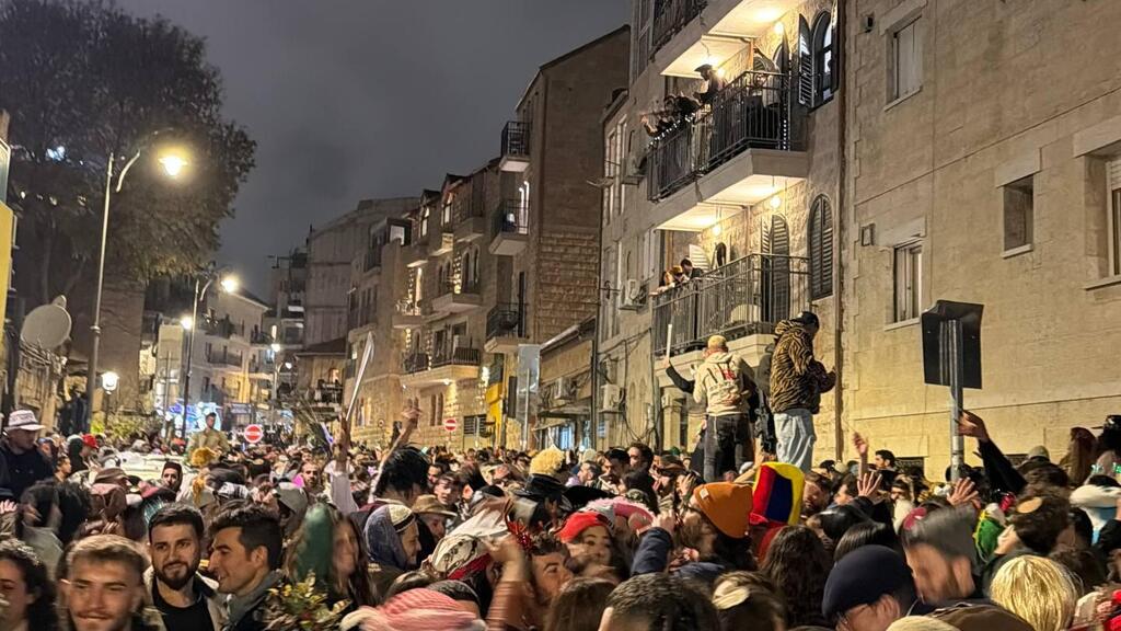 חוגגים ברחובות ירושלים בניגוד להנחיות פיקוד העורף