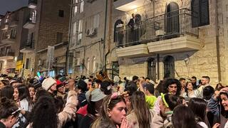 חוגגים ברחובות ירושלים בניגוד להנחיות פיקוד העורף