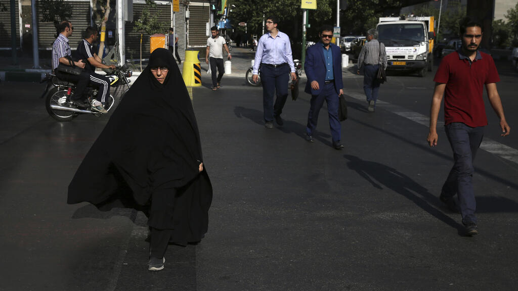 Woman wears a chador on the streets of Iran (Photo: Vahid Salemi/AP) נשים לבושות צ'אדור באיראן