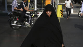 "לא שונה מחוטיני": משמעות הלבוש של נשים באיראן