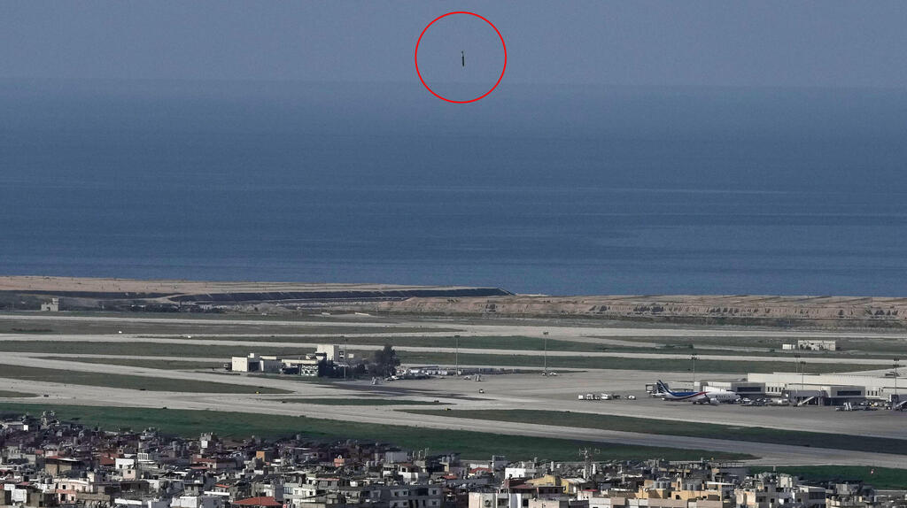 רגע פגיעת פצצה בנמל תעופה בביירות